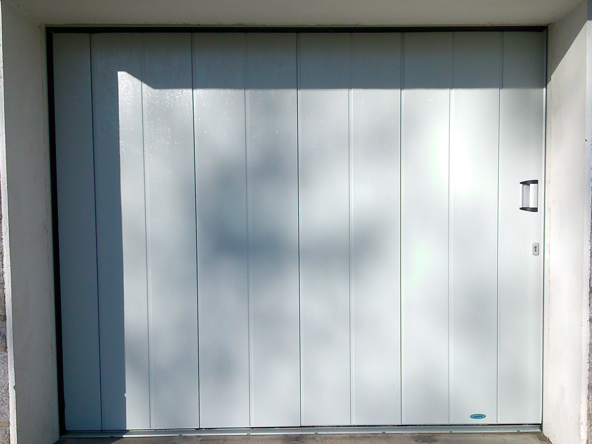 Porte de garage aluminium, laquée grise, sur mesure